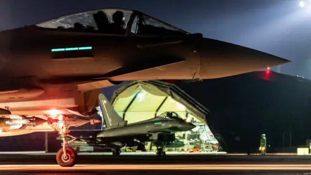 İngiliz savaş uçaklarının görüntüsü gece çekilmiş