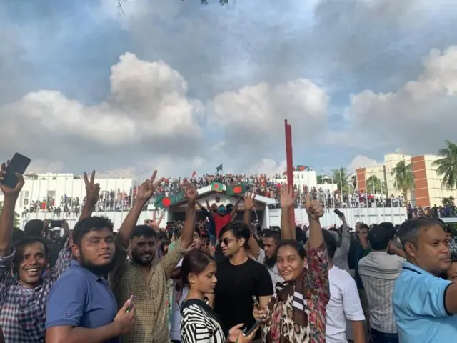 পাঁচই অগাস্ট প্রধানমন্ত্রীর কার্যালয়ের দখল নেয় সাধারণ মানুষ