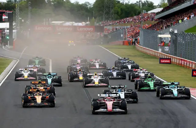 Carros na pista durante uma corrida de Fórmula 1