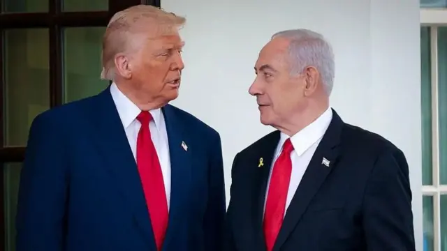 Дональд Трамп приветствует премьер-министра Израиля Биньямина Нетаньяху по прибытии в Белый дом.