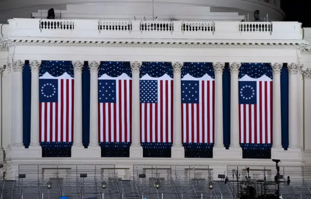 الأعلام الخمسة معلقة على مبنى الكابيتول عشية تنصيب دونالد ترامب رئيساً للولايات المتحدة في ولايته الأولى، في 19 يناير/كانون الثاني 2017