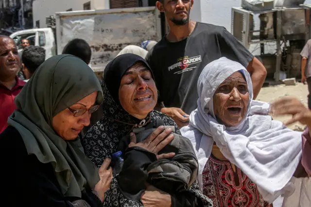 Palestyńska matka opłakuje śmierć swojego syna zastrzelonego w punkcie dystrybucji żywności w szpitalu Al-Shifa w mieście Gaza