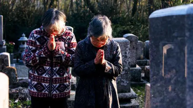 Mulheres em cemitério no Japão