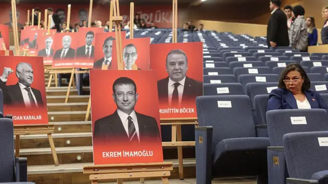 نشست حزب جمهوری‌خواه خلق ترکیه با صندلی‌های خالی 