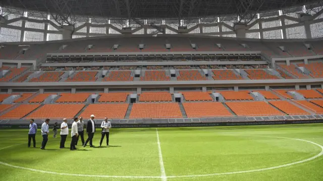 Menteri Pemuda dan Olahraga Dito Ariotedjo (kedua kanan) meninjau Jakarta International Stadium (JIS) di Papanggo, Tanjung Priok, Jakarta Utara