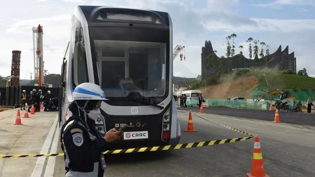 Petugas melintas di depan gerbong Autonomous Rail Rapid (ART) atau kereta otonom tanpa rel saat uji kelayakan di IKN, Penajam Paser Utara, Kalimantan Timur, Senin (5/8/2024). Kereta otonom tersebut akan beroperasi di IKN sebelum peringatan HUT ke-79 Kemerdekaan RI yang berfungsi sebagai pengumpan 