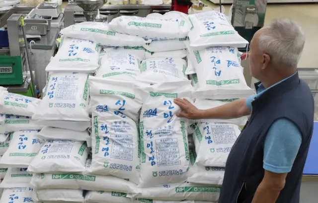 일본 후쿠시마 원전 오염수에 대한 IAEA의 최종보고서 제출을 앞둔 4일 서울 서초구의 마트 를을 찾은 시민이 천일염을 구매하고 있다.