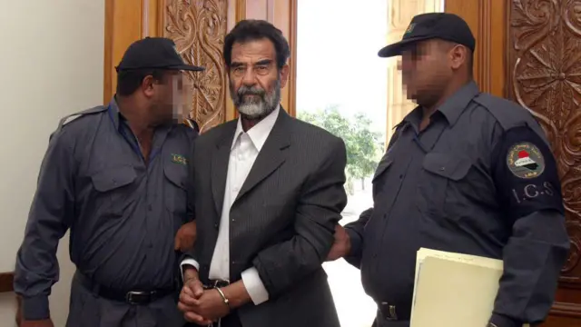 Tsohon shugaban Iraqi Saddam Hussein ɗaure cikin ankwa lokacin da ya je ganawa da alaƙali a birnin Bagadaza a ranar 1 ga watan Yulin 2004