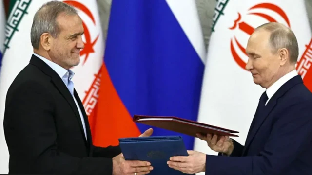 ஜனவரி 17, 2025 அன்று, மாஸ்கோவில் உள்ள கிரெம்ளினில் ரஷ்ய அதிபர் விளாடிமிர் புதின் மற்றும் இரானிய அதிபர் மசூத் பெசெஷ்கியன் ஆகியோர் தங்களது பேச்சுவார்த்தையைத் தொடர்ந்து நடைபெற்ற ஒரு விழாவின் போது மூலோபாய கூட்டாண்மை ஒப்பந்தத்தில் கையெழுத்திடுகின்றனர்.