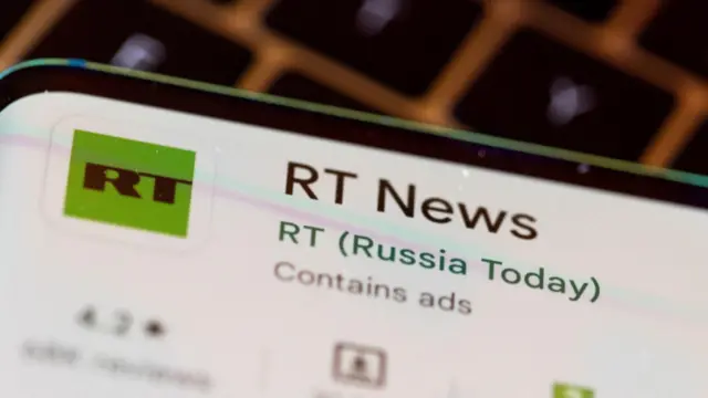 Aplicativo da TV russa RT na tela de um telefone celular