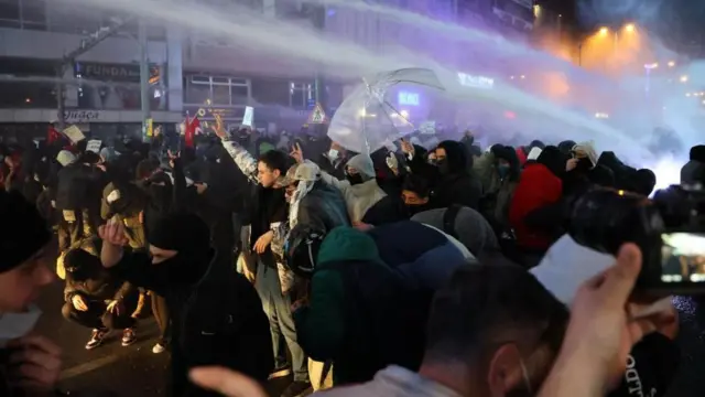 首都アンカラで警察はデモ隊に放水砲を使用した(24日夜)