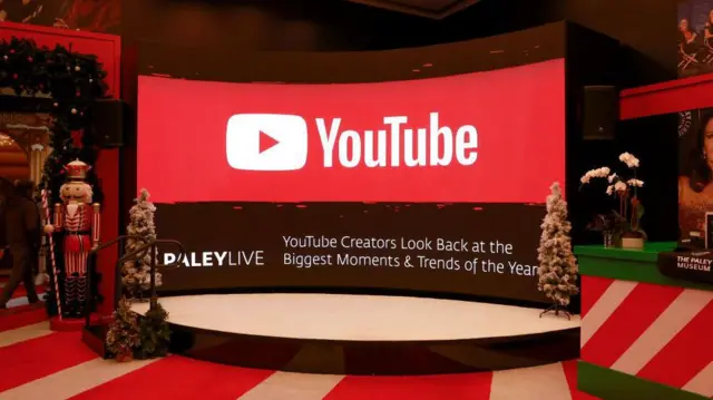 Un escenario con el logotipo de YouTube