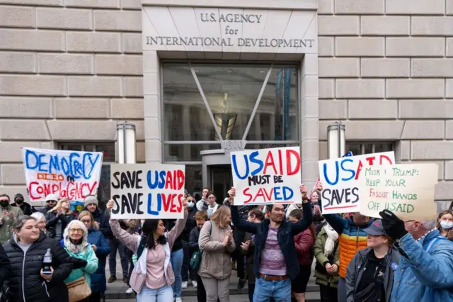 Manifestantes en defensa de la USAID, en la sede de la agencia en Washington. 