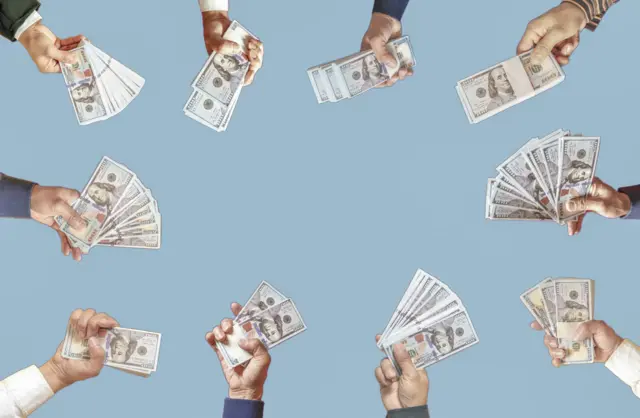 የአሜሪካ ዶላር የያዙ እጆች