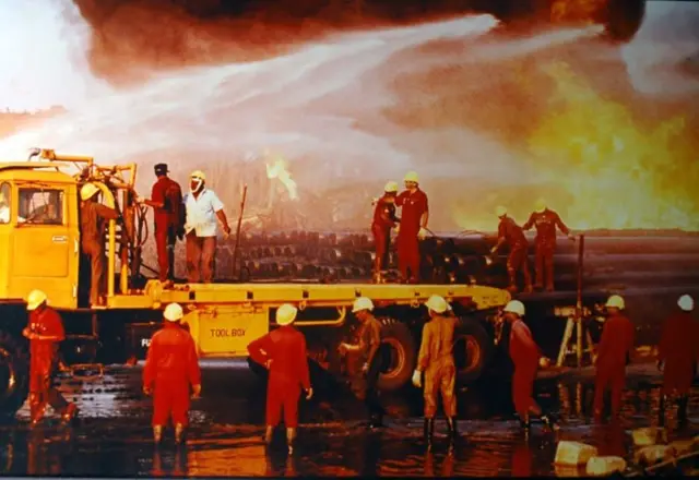 మంటల వేడి తగలకుండా ఏర్పాటుచేసిన వాటర్ అంబ్రెల్లా