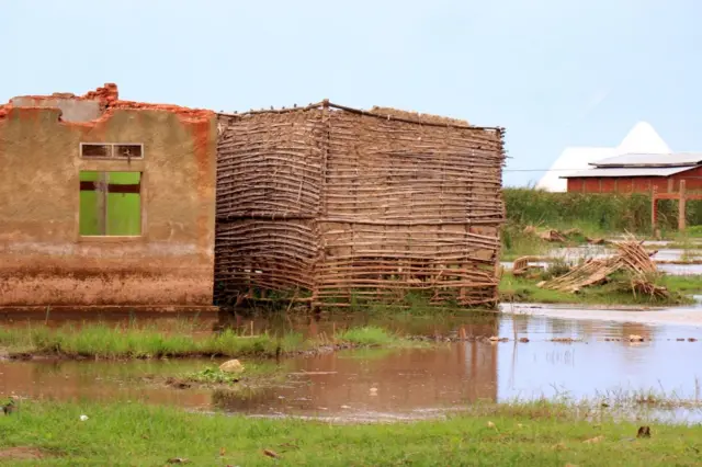 Inzu zitari nke mu Gatumba ziracari mu mazi
