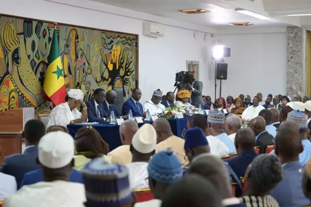 Le président sénégalais Macky Sall (c) assiste au dialogue national au Palais de la République à Dakar, le 31 mai 2023.