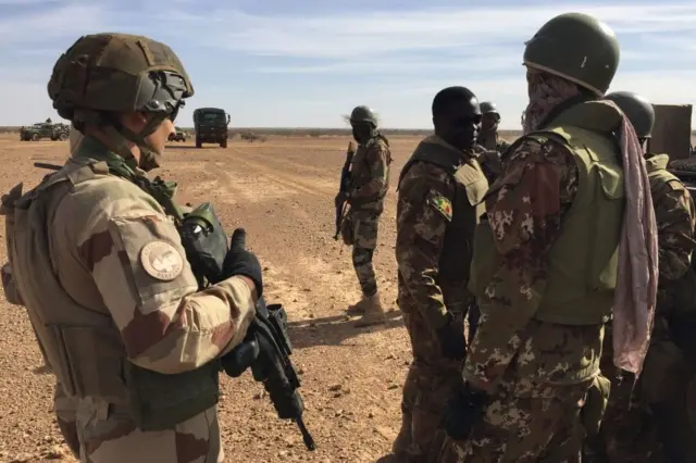 Des soldats maliens participant à l'opération de coordination tactique « Hawbi » et des soldats de la mission française Barkhane effectuent une patrouille le 2 novembre 2017 dans le centre du Mali, dans la zone frontalière avec le Burkina Faso et le Niger