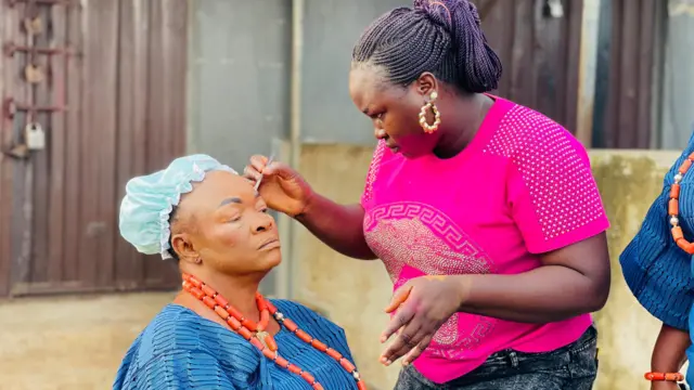 Aworan awọn obinrin to n ṣoju loge