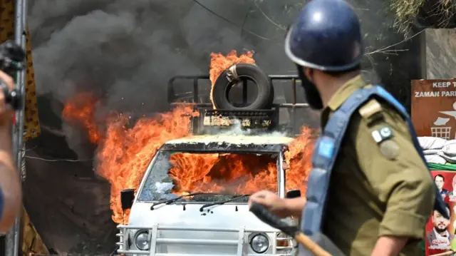 পুলিশের সাথে সংঘর্ষের সময় গাড়ি জ্বালিয়ে দেয় ইমরান খানের সমর্থকরা