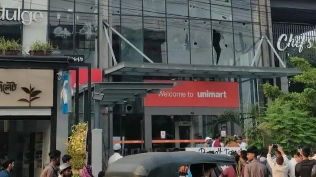সিলেটের আম্বরখানা এলাকায় অবস্থিত সুপারশপ ইউনিমার্টে হামলার পরের অবস্থা