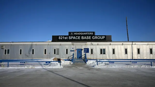 Военная база США Pituffik Space Base в Гренландии: длинное одноэтажное здание с узкими окнами, на крыше которого белые буквы на черном фоне 821st SPACE BASE GROUP