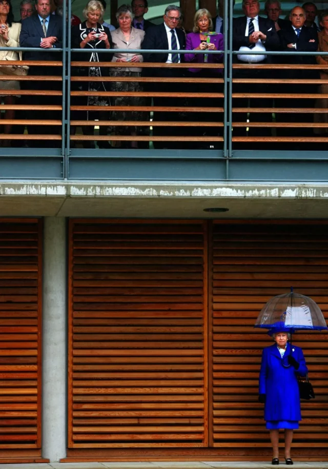 2007-жылы королева Рохэмптондогу Теннис ассоциациясынын жаңы штаб-квартирасын ачуу аземинде жамгырдан жашынып жатканда сүрөткө тартылган.