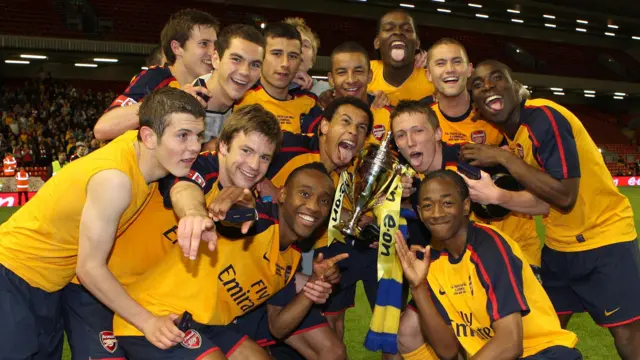 Emmanuel-Thomas berada di belakang dengan menjulurkan lidahnya setelah mengantarkan tim muda Arsenal menjuarai Piala FA Youth.