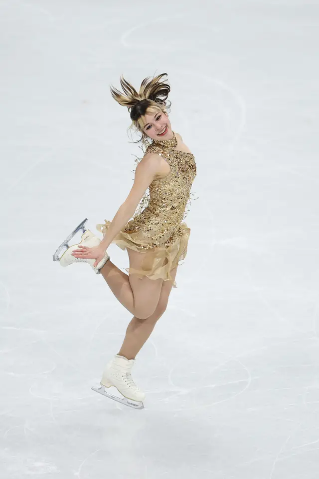 Американка Алиса Лю в золотистом платье танцует на льду