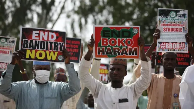 बोको हराम और डकैती को ख़त्म करने के पोस्टर लिए प्रदर्शन करते कोलिशन ऑफ़ नार्दर्न ग्रुप के सदस्य