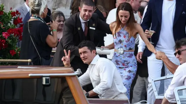 Orlando Bloom taksi bota binerken poz veriyor 