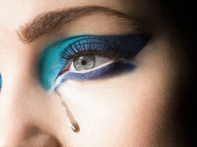 รูปตาทาสีฟ้ามีน้ำตาสีดำ