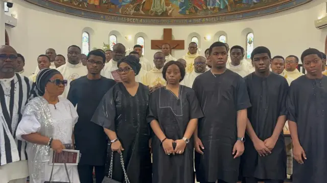 Ezinaụlọ Sịnetọ Ifeanyị Ubah na ndị ụkọ ụkọchuwku oge a kaara ya ụka ikpeazụ n'ụlọụka Asumption dị na Falọmọ, Ikoyi, Legọs