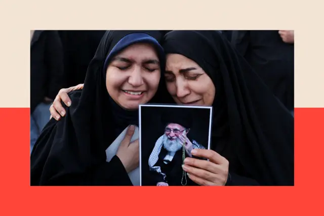 Dos mujeres se abrazan y sostienen una imagen de Jamenei después de que se anunciara el asesinato del líder supremo de Irán.