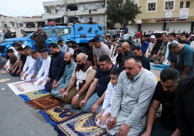 يؤدي المصلون السنة صلاة عيد الفطر في أحد الشوارع بغداد، العراق