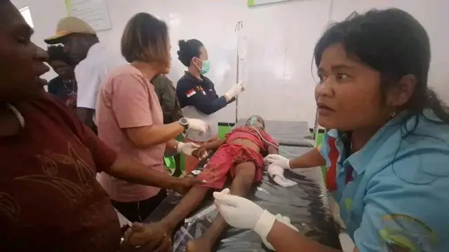 Anak korban yang terkena tembakan peluru dibawa ke puskesmas untuk mendapatkan penanganan medis. 