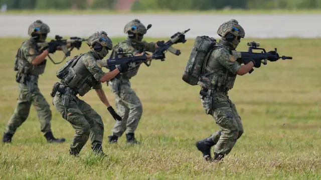 चीनी सेना युद्धाभ्यास के दौरान