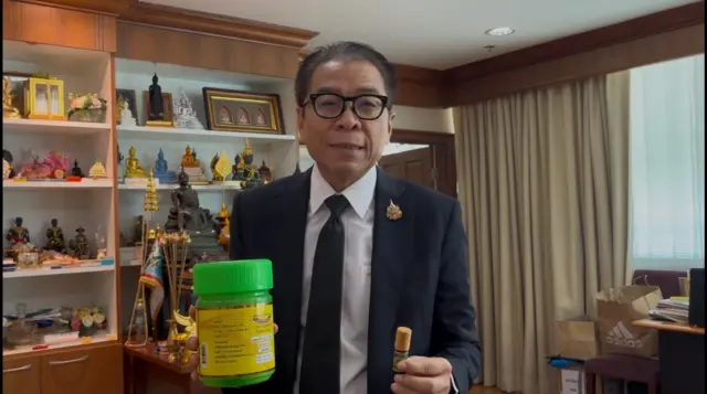 แสวง บุญมี เลขาธิการ กกต. โชว์ยาดมสมุนไพรกระปุกใหญ่ ต่อสื่อมวลชนเมื่อ 13 ม.ค. โดยบอกว่า “ผู้หวังดีคงจะเห็นสภาพจากข่าว” ดมได้ถึง 8 ก.พ.