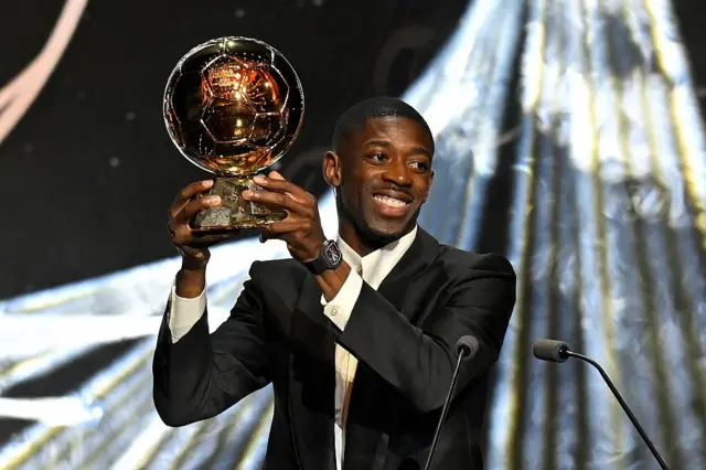 Ousmane Dembélé yifotoje afite igikombe cya Ballon d'Or kurwego rw'abagabo mu birori byo gutanga Ballon d'Or ku nshuro ya 69 byabereye i Théâtre du Châtelet ku ya 22 Nzeri 2025 i Paris mu Bufaransa.
