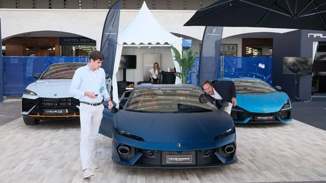 سه مدل لامبورگینی پارک شده مقابل یک هتل