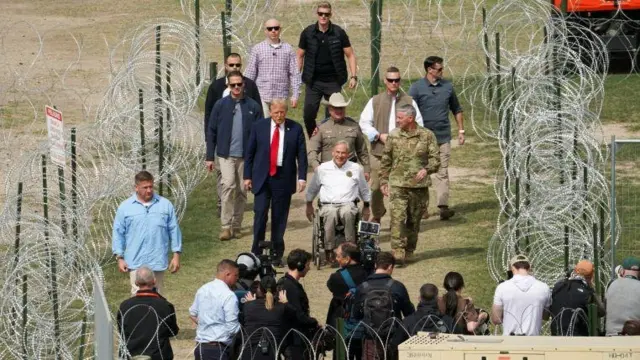 철조망 사이를 걷고 있는 도널드 트럼프 후보와 그레그 애벗 텍사스 주지사