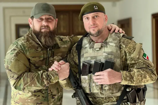 Порно әйел мен еркек ғашығының мүшесін сорып алады