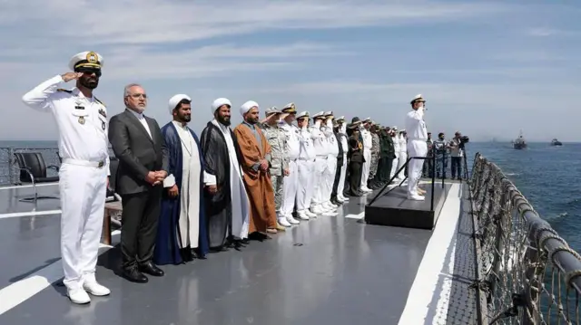 در این تصویر که ارتش ایران منتشر کرده، شماری از مقام‌های محلی و نیروهای نیروی دریایی ایران در کنار نظامیان روسیه و چین در جریان یک رزمایش مشترک دریایی در خلیج عمان حضور دارند. این مانور نظامی در ۱۲ مارس ۲۰۲۵ برگزار شد و به گفته رسانه‌های ایرانی با هدف تقویت همکاری‌های نظامی میان سه کشور انجام شده است.