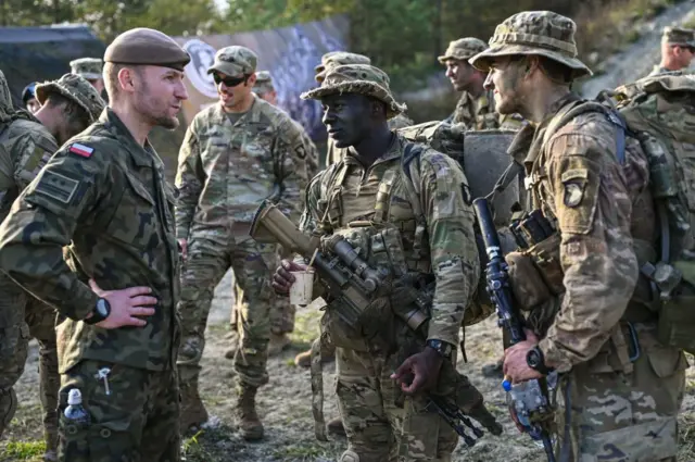 Polonia anuncia un plan para dar entrenamiento militar a todos los hombres del país - BBC News Mundo