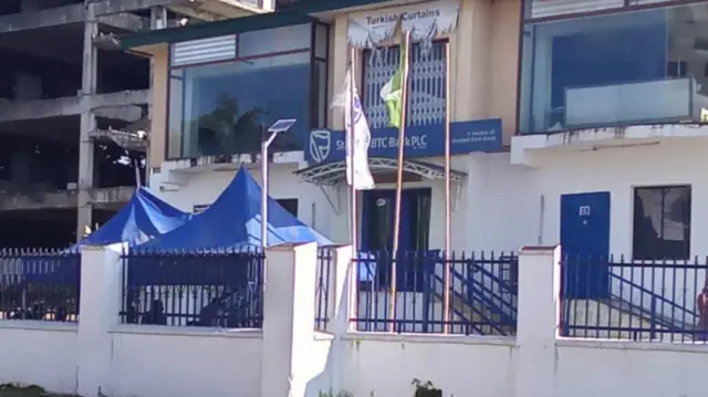 Banki to gbe ilẹkun rẹ ti pa