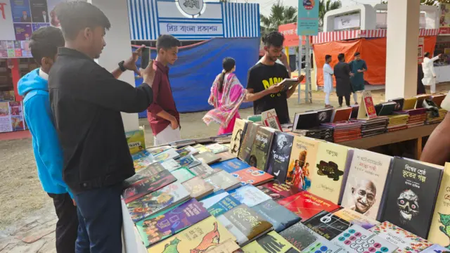 বই পড়ার ভঙ্গিতে ছবি তুলতে দেখা যায় অনেককে