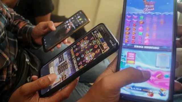 Warga mengakses situs judi online melalui gawainya di Bogor, Jawa Barat, Kamis (30/5/2024).