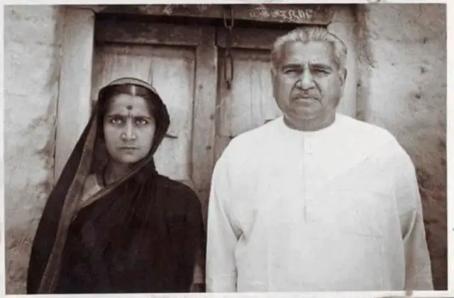 हौसा बाई अपने पिता नाना पाटिल के साथ 