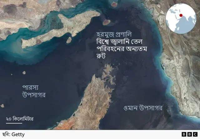 পারস্য বা আরব উপসাগর, হরমুজ প্রণালি এবং ওমান উপসাগরের মানচিত্র। এর একটি কোণে বিশ্বের বৃহত্তর মানচিত্রে অঞ্চলটির অবস্থান একটি লাল বিন্দু দিয়ে চিহ্নিত করে দেখানো হয়েছে