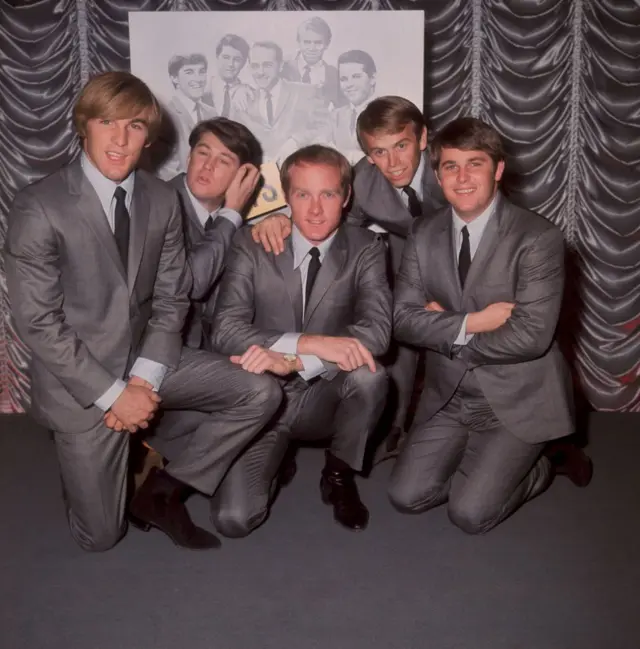 Beach Boys в 1964 году (слева — направо): Деннис Уилсон, Брайан Уилсон, Майк Лав, Эл Джардин и Карл Уилсон 